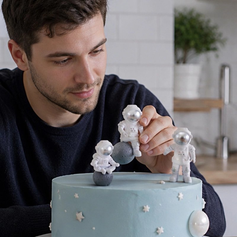 Décoration gateau anniversaire Homme met trois astronautes argentés