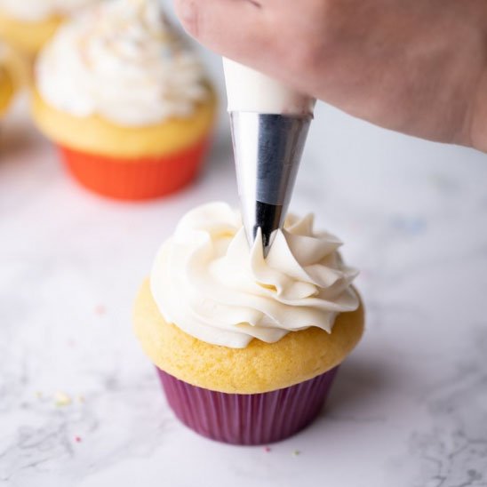 Finition de décoration des muffins avec Douille patisserie.