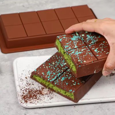 Présentation de barres de chocolats faites des pistaches dans le Moule silicone