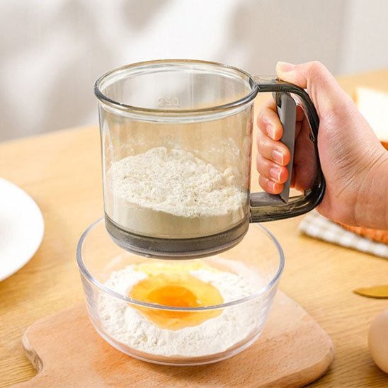 Tamisage des ingrediients secs avec Tamis