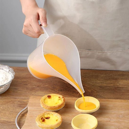 versement pate à tartelette avec Verre doseur