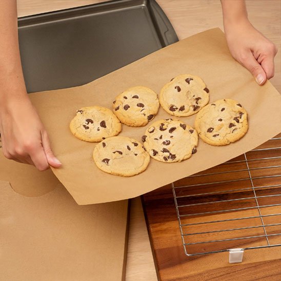 Biscuits cuits sur Papier cuisson brun