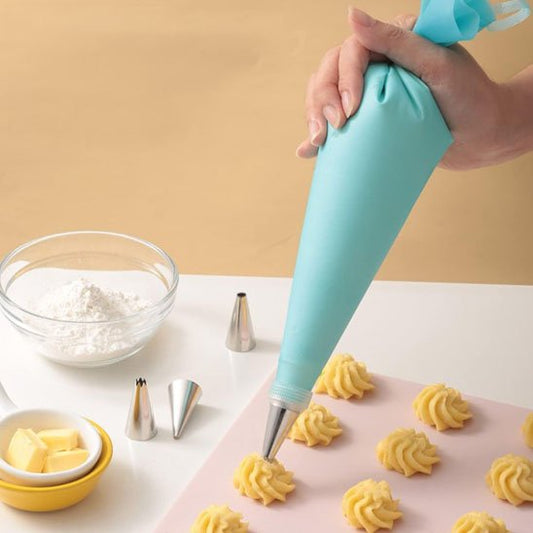  confection des crèmes pâtissièrs avec Poche à douille bleue