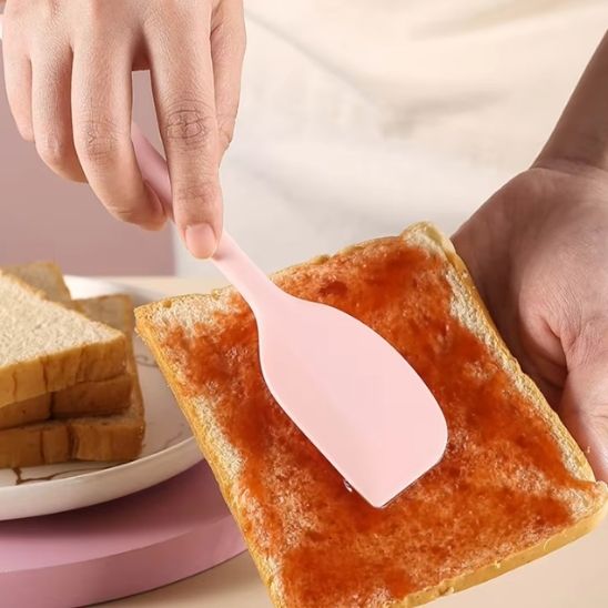 confitureetaleesurtranchepainavecspatulerose