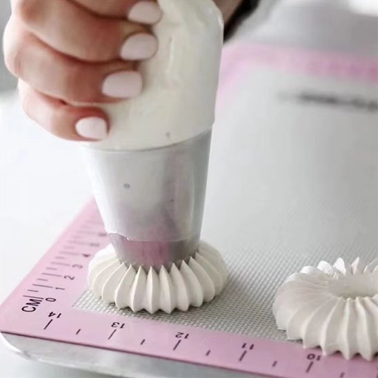  Création de crèmes au beurre sur un tapis de cuisson  avec  Douille patisserie avec motif floral blanc