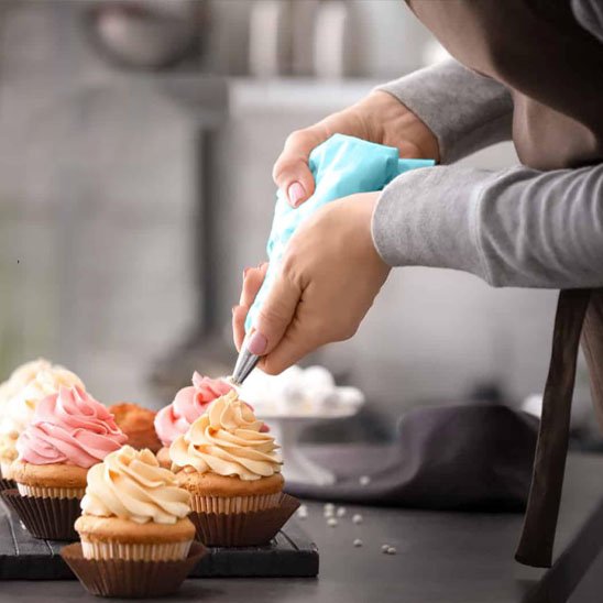 Décoration de cupcakes  avec les pâtes blanche et rose  avec la poche à douille