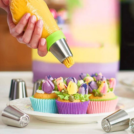  Décoration de gâteau avec Douille patisserie et la poche à douille remplie de la crème couleur jaune