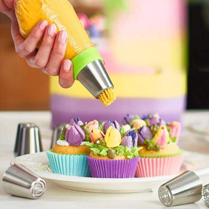  Décoration de gâteau avec Douille patisserie et la poche à douille remplie de la crème couleur jaune