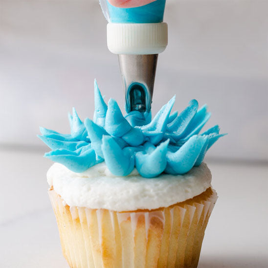decoration florale cupcake avec pate couleur bleue