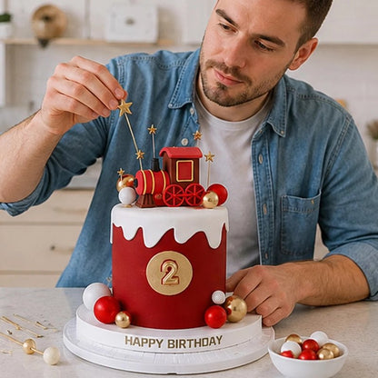 Décoration gateau anniversaire avec des figurines décoratives variées