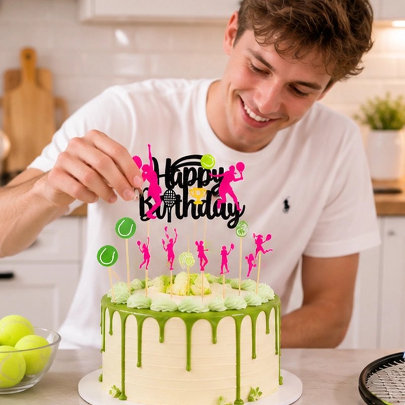 Décoration gateau anniversaire avec figurines silhouettes joueuses tennis roses