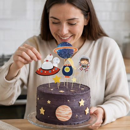 Décoration gateau anniversaire avec les éléments spatiaux 