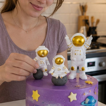 Décoration gateau anniversaire avec trois astronautes dorés