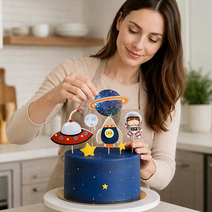 Décoration gateau anniversaire avec univers des éléments spatiaux
