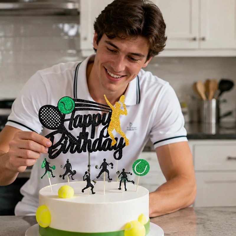Décoration gateau anniversaire. Garcon assis devant gâteau avec silhouettes noires