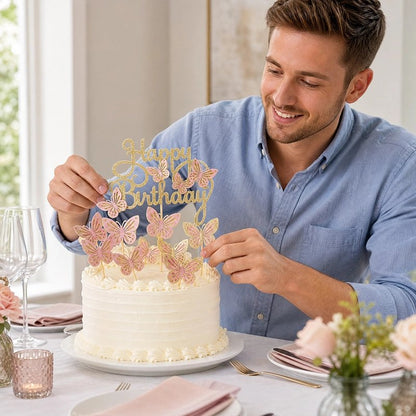 Décoration gateau anniversaire   Homme décore gâteau avec motif papillon rose