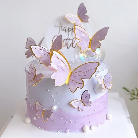 Décoration gateau avec designs violes pour babyshower