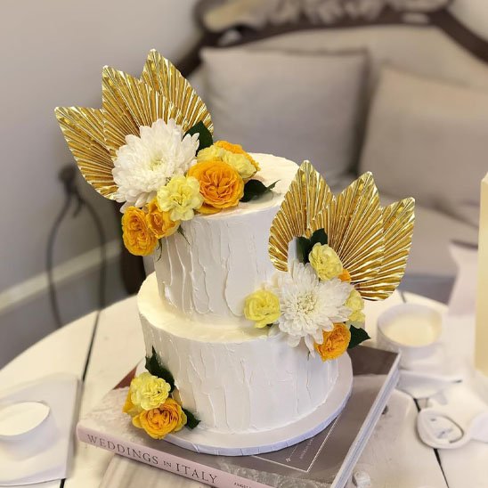 Decoration gateau avec lance de palmiers or et fleuries