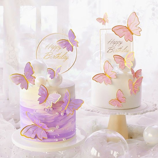 Décoration gateau avec motifs papillons  roses et violets  
