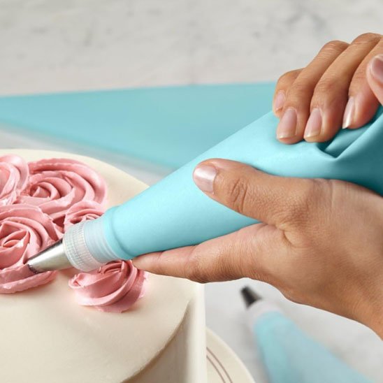  Démonstration de crème pâtisseière rose  avec la  Poche à douille
