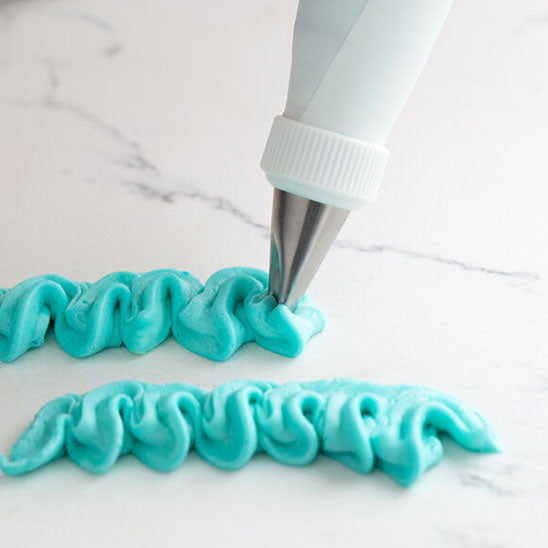 demonstration douille et poche douille remplie pate couleur bleue