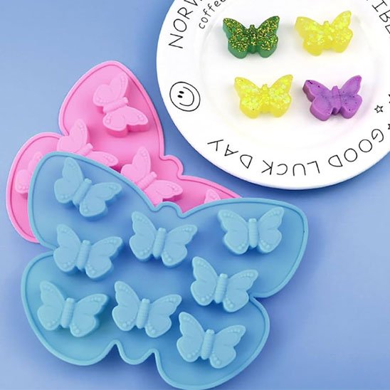 Deux différentes couleurs de Moule à gateau présentées avec de différentes gelées  de papillon