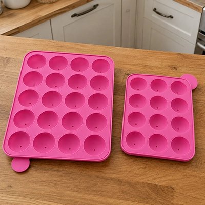  Deux  différentes formes de Moule silicone  sur comptoir