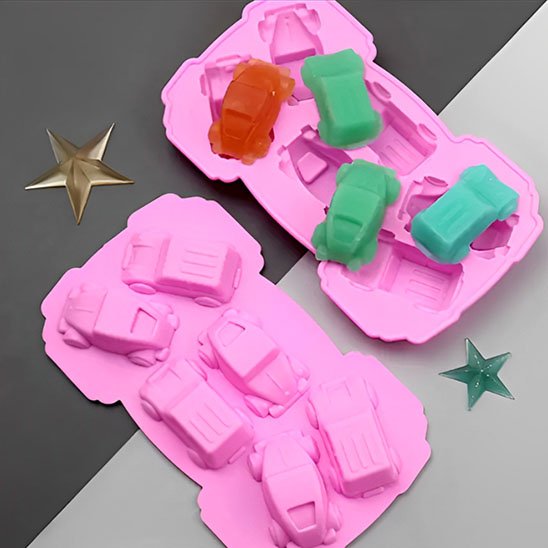  Deux Moules  à gateau rose  avec 3 miniatures voitures