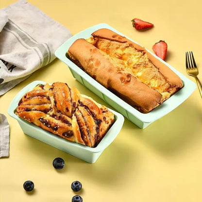   Deux moules à gateau vertes avec de  gâteaux  déposées sur le comptoir