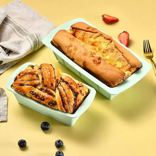   Deux moules à gateau vertes avec de  gâteaux  déposées sur le comptoir