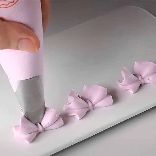 Douille patisserie  avec décoration de pate couleur rose