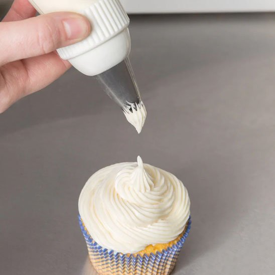 Douille patisserie  avec décoration d'un muffin avec la pate blanche.