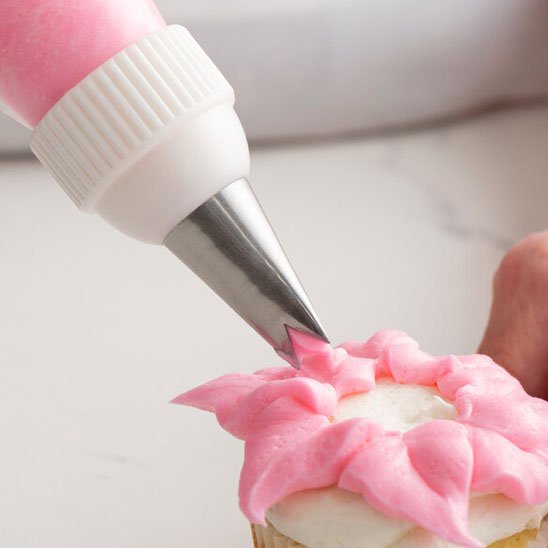 Douille patisserie avec décoration florale de couleur rose