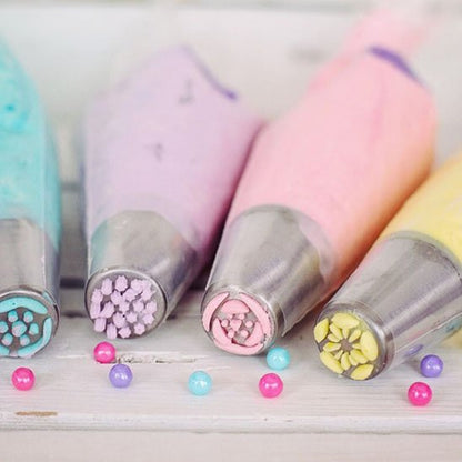 Douille patisserie connectée avec poches à douille  remplies de differentes couleurs de pâte de décoration