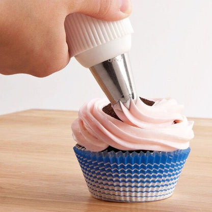 Douille patisserie pour la décoration de cupcake avec la crème  de couleur rose.