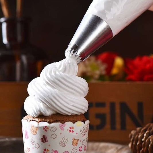 Douille patisserie pour  la  decoration de cupcake avec le crème blanche`.