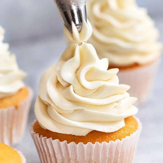 Douille patisserie pour le glaçage des cupcakes avec la pâte blanche