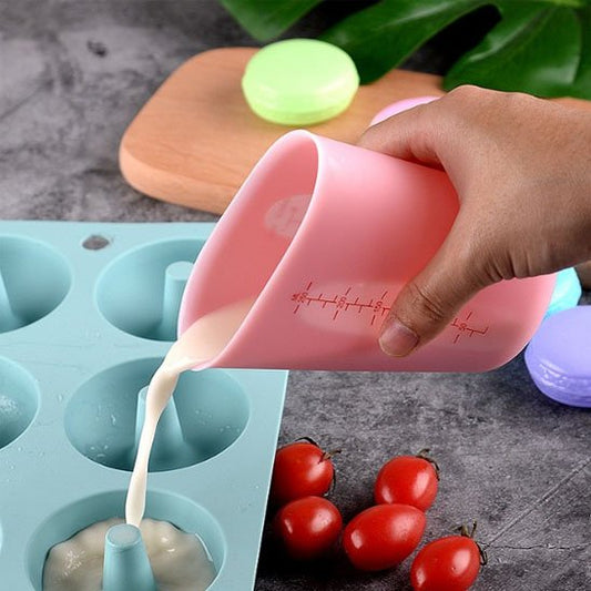 Du lait dans le moule avec Verre mesureur 
