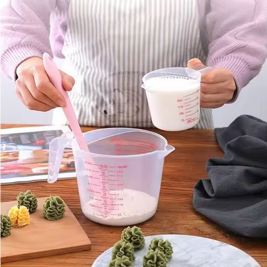 Du lait dans petit Verre doseur 