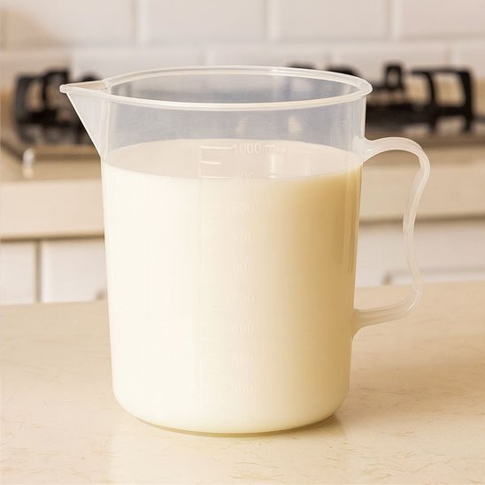 Du lait  dans Verre doseur
