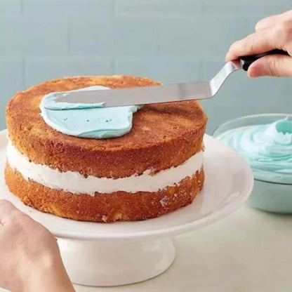 Étalage  de crème pâtissière blue sur les cupcakes  avec une Spatule 