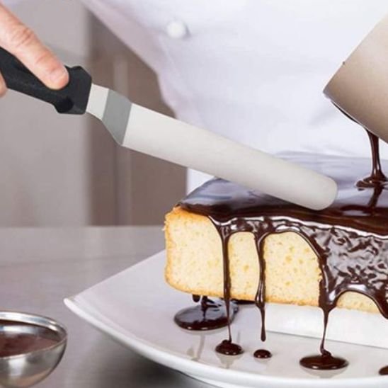  Étalage de  la crème au chocolat avec la Spatule  sur un morceau de gâteau