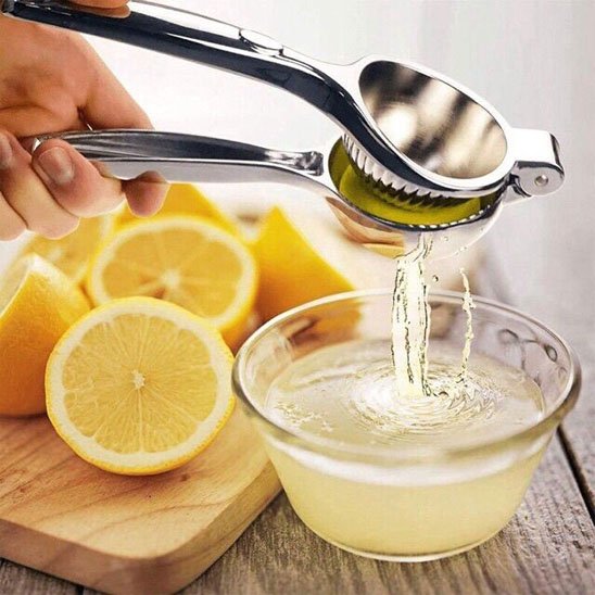  Extraction jus citron dans bol avec Presse agrume
