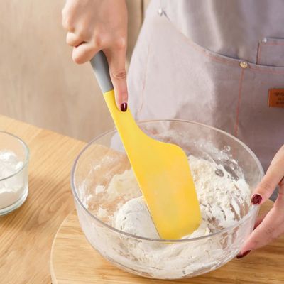 femmepetriepateavecspatulejaune