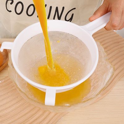 Filtrage jus avec Passoire plastique 