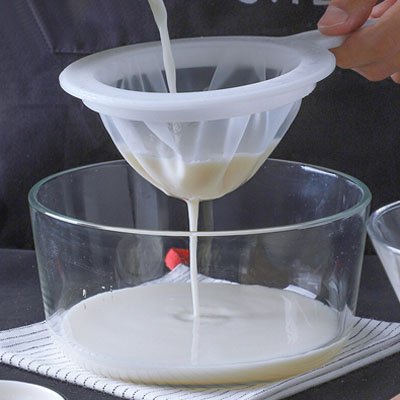  Filtration  liquide avec Passoire