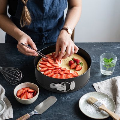    Fraises sur pâte gâteau dans Moule a manqué 