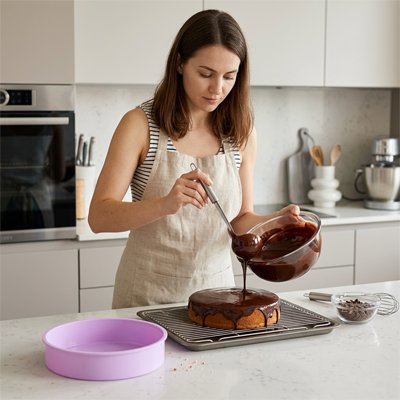 Glaçage de gâteau avec Moule a manqué violet