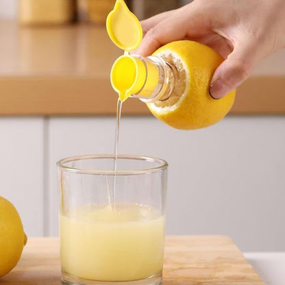  Jus citron versé dans un verre avec Presse agrume 