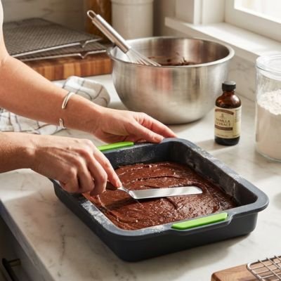  La pâte  chocolat répartie  dans Moule rectangulaire silicone